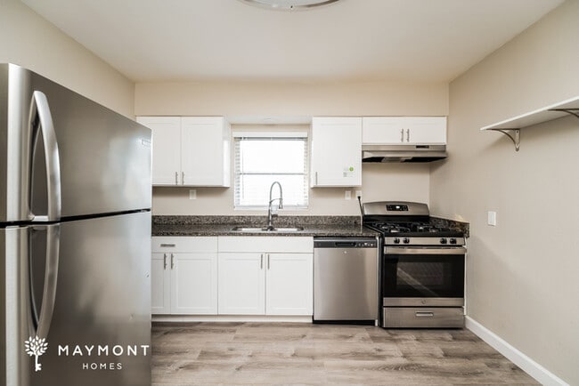 Photo - 714 37th St W