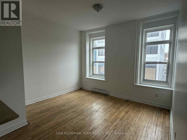 Photo - 8 Simcoe St N Unité 205