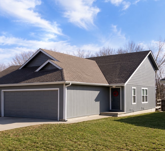 Building Photo - Great 3 Bed 2 Bath Duplex w/ attached 2 car garage!