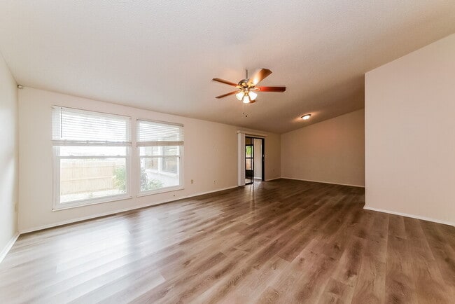 Photo - 6205 37th Ave W