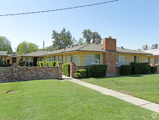 4550-4596 E Sierra Madre Ave