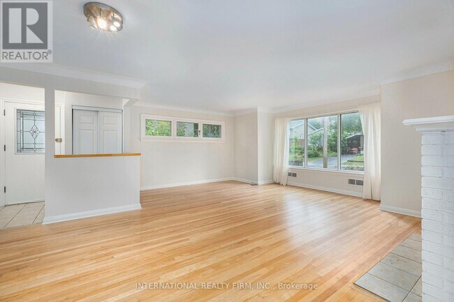 Photo - 323 Lanark Ave