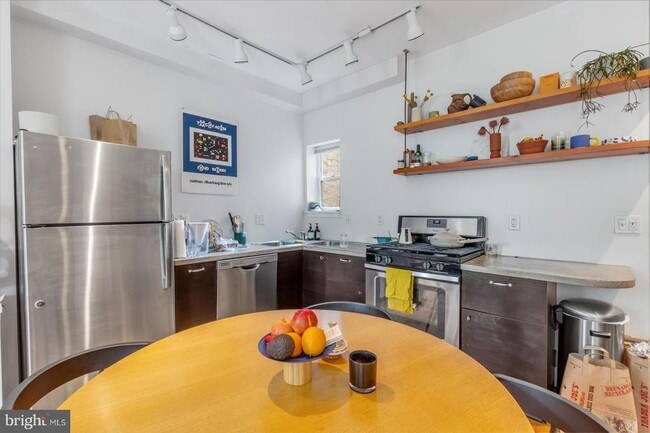 Photo - 2049 E Susquehanna Ave Unit 2F