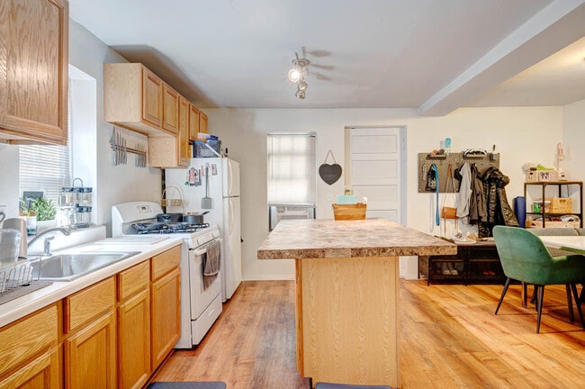 Photo - 1627 N Winchester Ave Unit 1R