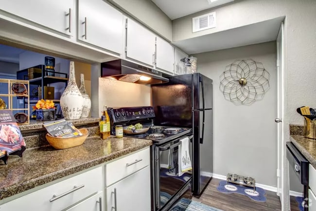 Building Photo - 2 bed ONLY - $1,235! Unit 24B2 Rental