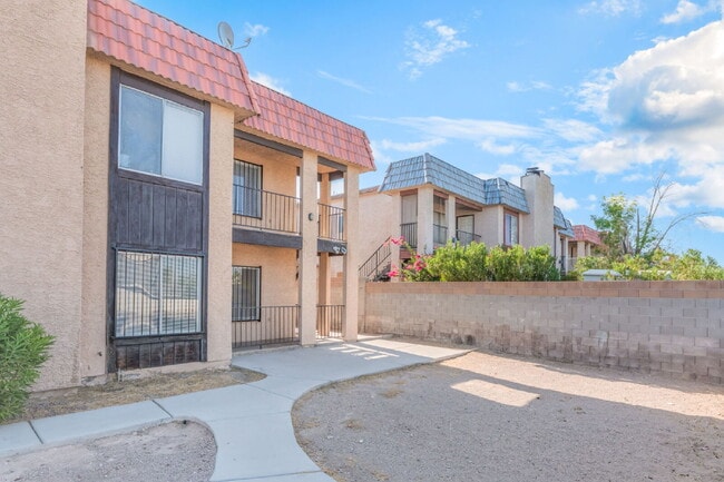 Photo - Downstairs unit B. One of a Kind Apartment with 2 bedrooms and 2 bathrooms with Laundry Room, Vie... Unidad B