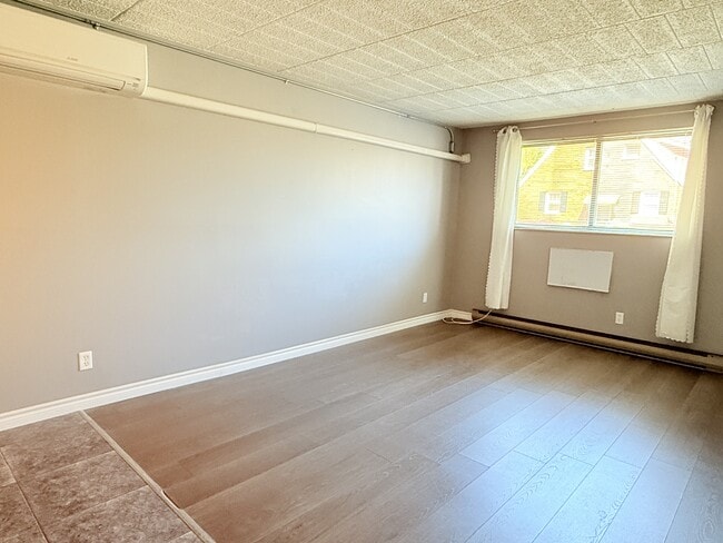 Building Photo - 360 Tecumseh Rd W Unit 103