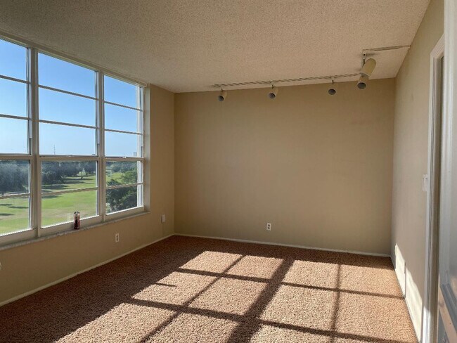 Photo - 605 Oaks Dr Unit 603