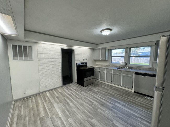 Photo - 821 S Market St