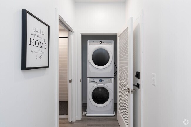 1BR 1BA 680SF - 725 W Pratt St.