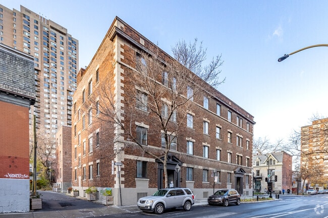 Building Photo - 251-257 Rue Milton