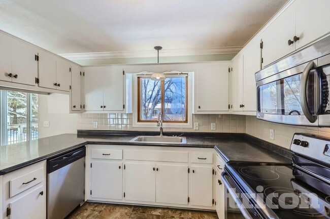 Photo - 433 1st St NW