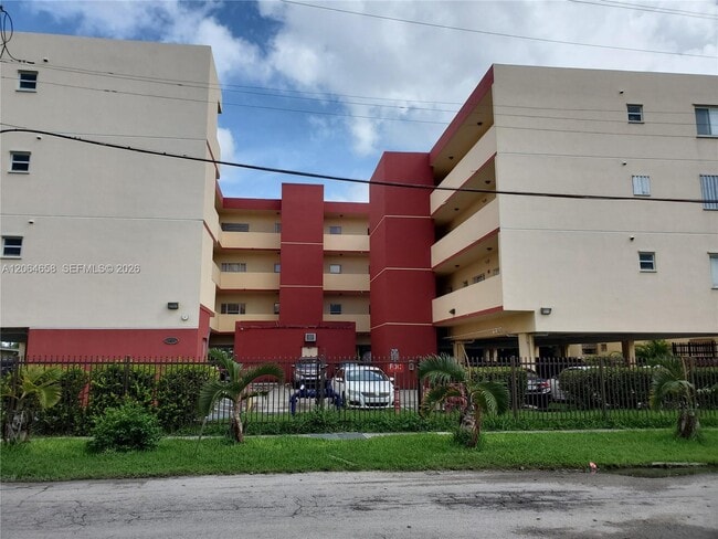 Building Photo - 1627 NW 18th St Unit 403