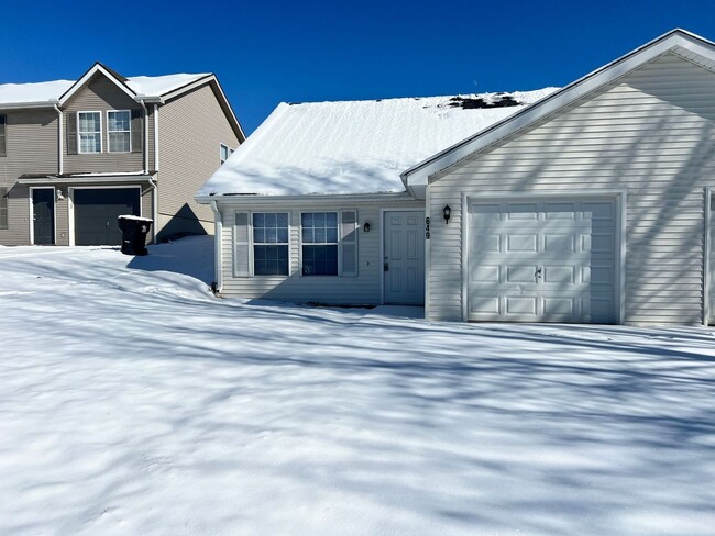 Building Photo - Spacious 3-Bed Duplex with Garage