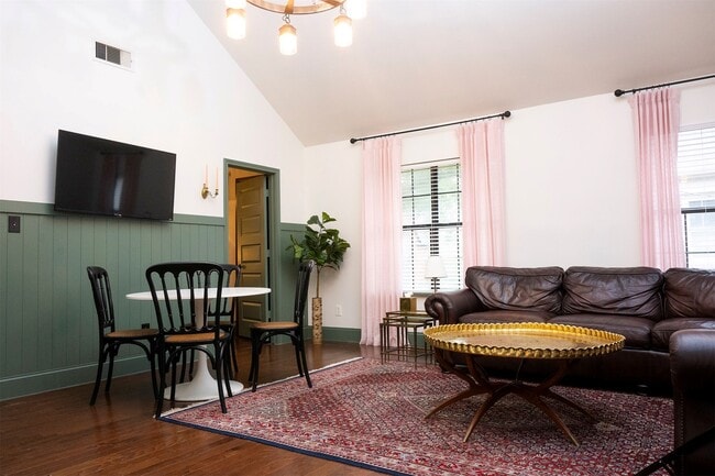 Building Photo - 2522 Calumet St Rental