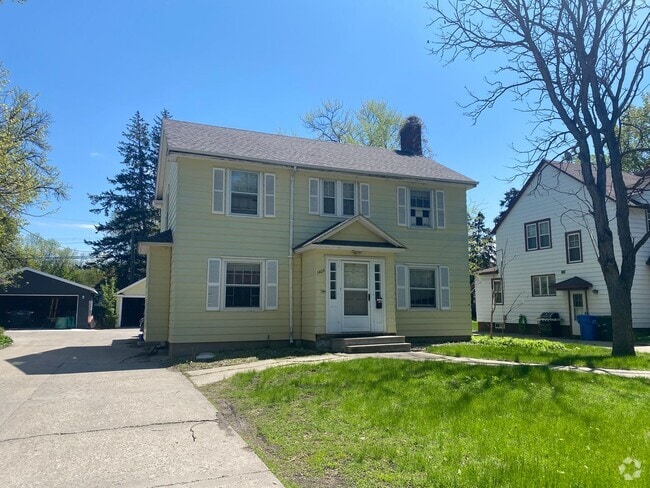 Building Photo - 5 bedroom house near NDSU!