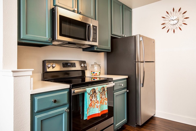 2BRx1BA Kitchen Renovated - Peartree Rental