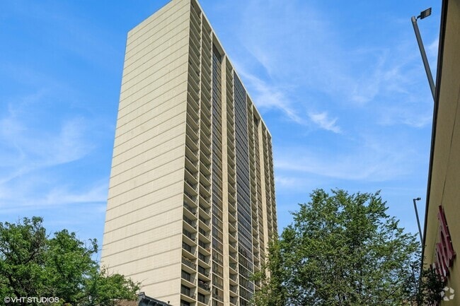 Building Photo - 1636 N Wells St Rental
