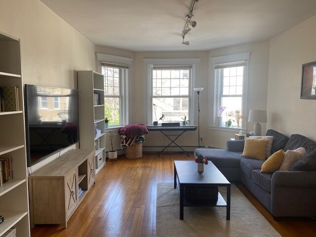 Building Photo - 84 Browne St Unit 2