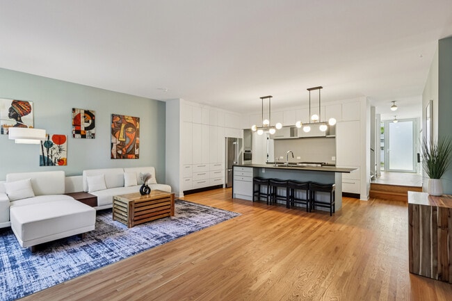 Photo - 1319 N Sandburg Terrace