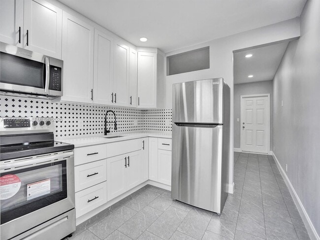 Building Photo - 951 SW 30th St Unit 1-2