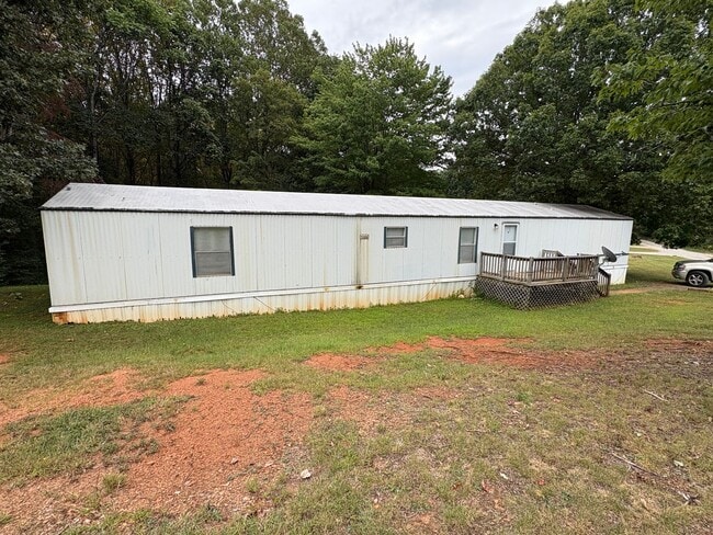 Building Photo - Spacious three bedroom, two bath singlewid... Rental