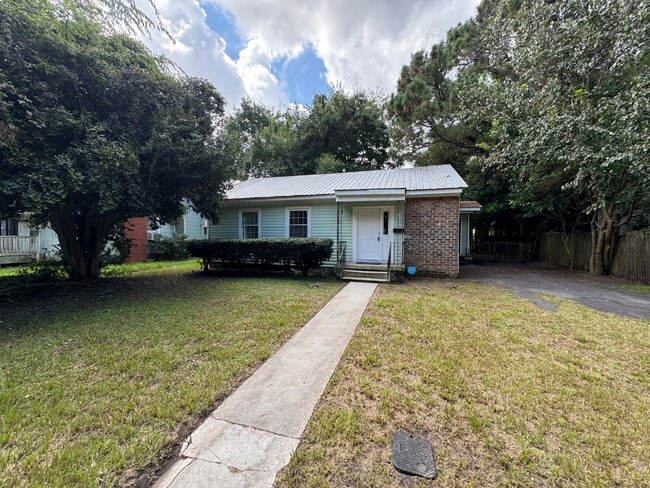 Building Photo - 1219 NE 36th St Rental