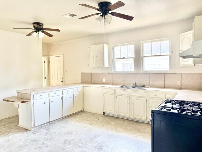 Photo - 452 Bernardo St