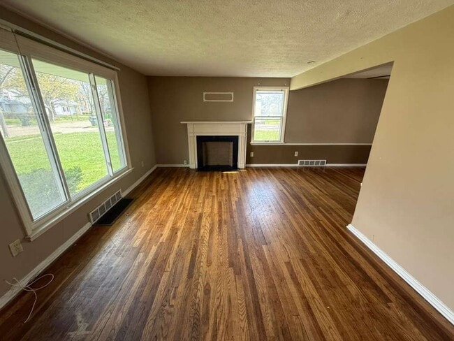 Building Photo - 3-BED, 2 BATH BEAUTIFUL SINGLE- FAMILY HOME IN WARRENSVILLE HEIGHTS!