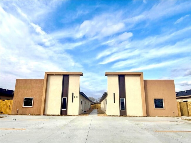 Building Photo - 15 West Dr Unit 4