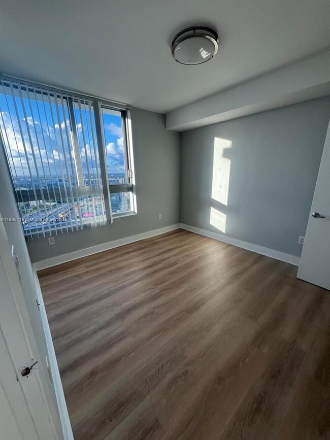Photo - 90 SW 3rd St Unidad 4208