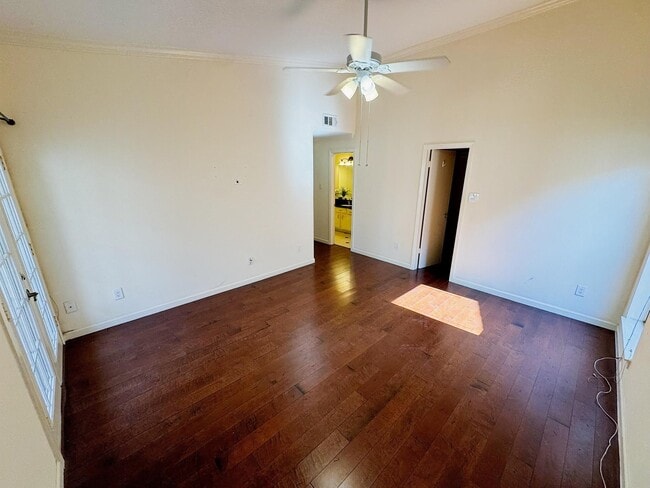 Photo - 2001 Bering Dr Unidad 2D