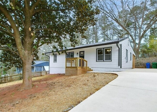 Building Photo - 4 bed 2 bath in Decatur! Rental