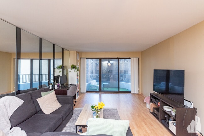 Building Photo - 2020 N Lincoln Park W Unit 2D