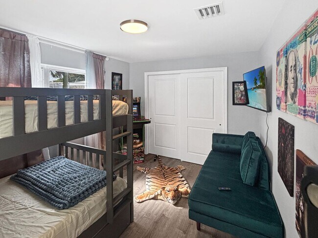 Photo - 100 SW 17th St