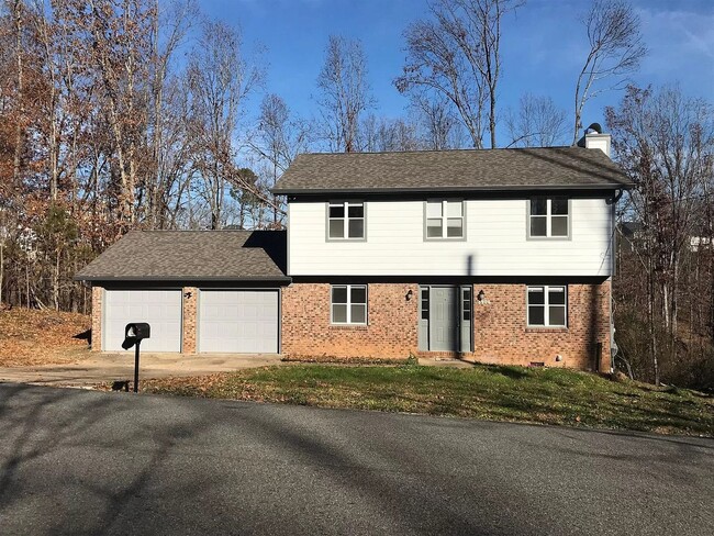 3 bed, 1.5 Bath Available March 11th! - 3 bed, 1.5 Bath Available March 11th! House