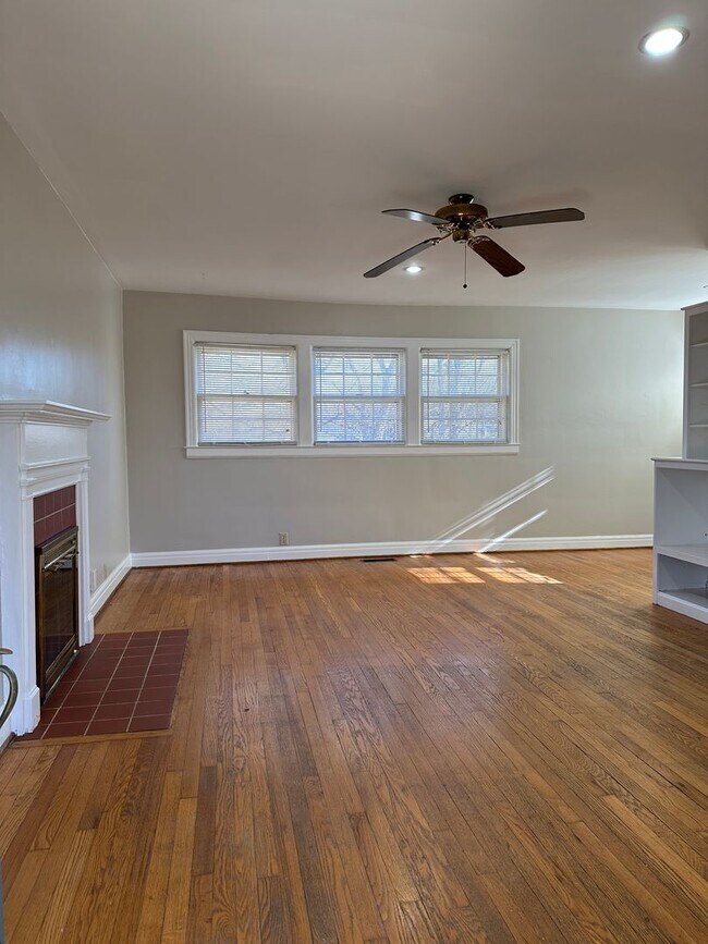 Photo - Coming Soon! Charming 1 BR House, 6 min from UK! New Flooring & Paint, Fenced Backyard, Pets Ok!