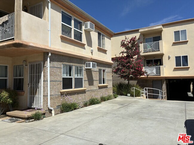 15943 Victory Blvd