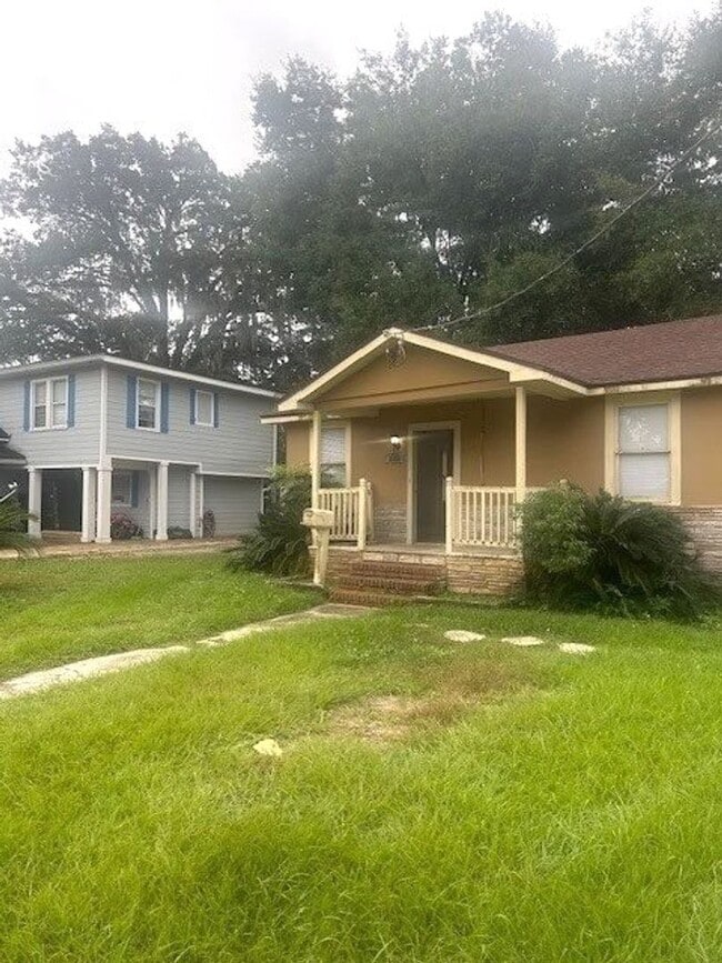 Photo - Spacious 2 bedroom 1 bath with sunroom and...