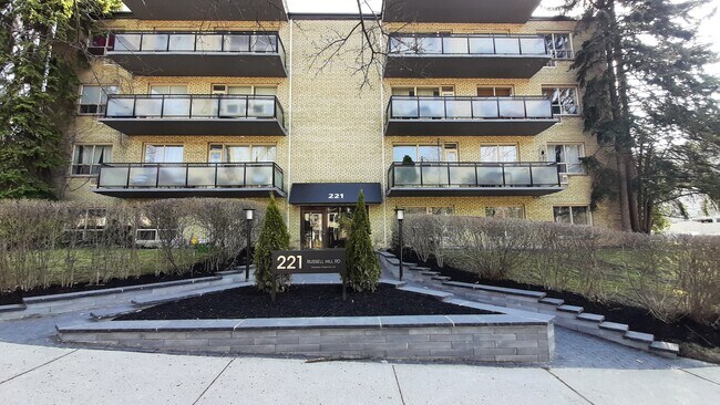 Photo - 159-221 Russell Hill Rd