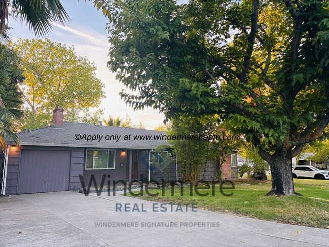 Building Photo - 2 bed/1 bath duplex in prime location! Wat... Rental