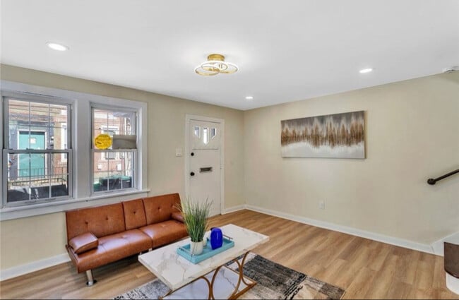 Photo - 407 Short Canal St