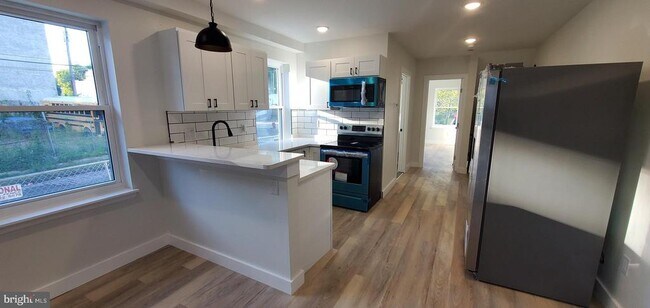 Building Photo - 536 W Huntingdon St Rental