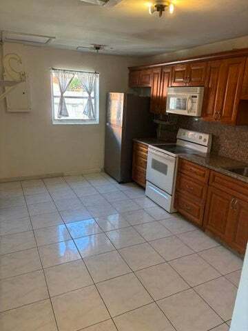 Photo - 681 SW 14th St