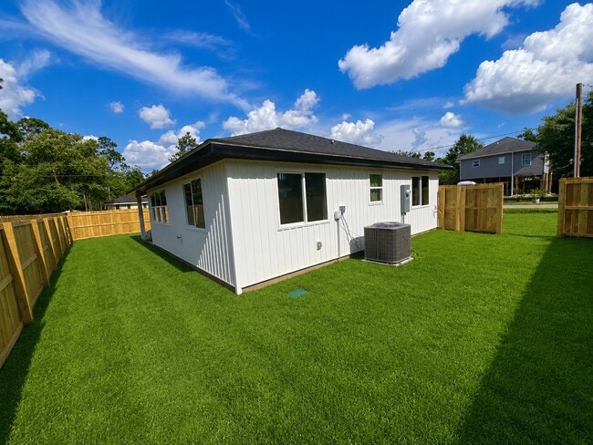 Photo - 202 Mackerel St