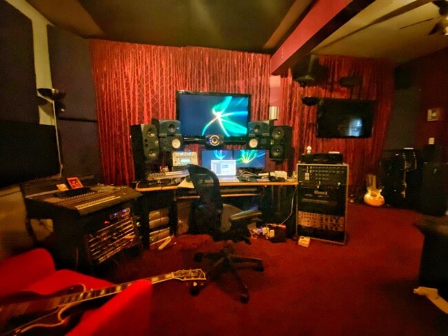 Studio - 3165 Weldon Ave