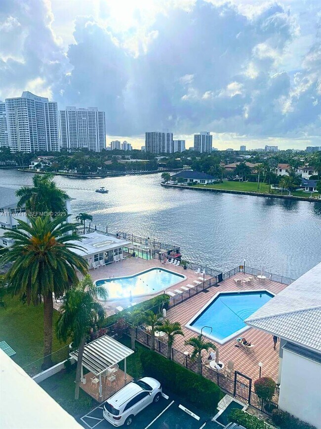 Photo - 3113 S Ocean Dr Unidad 701