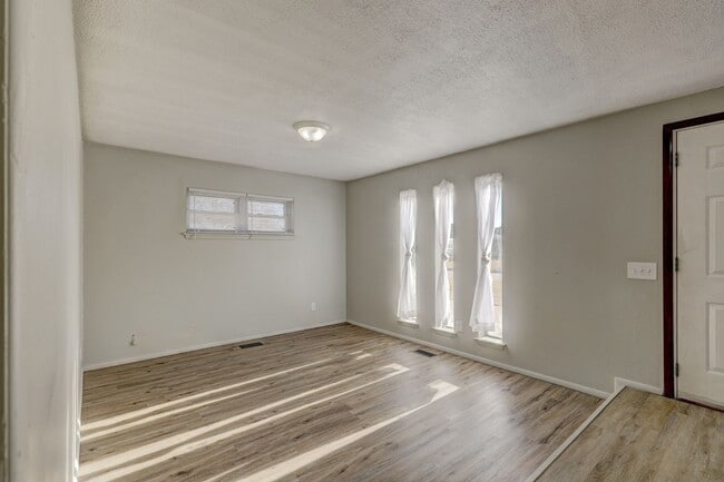 Photo - 4 bed, 1.5  house in Yukon