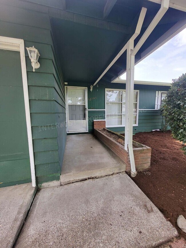 Photo - 3 Bd 1.5 ba Ranch Style Home in NE PDX With Washer/Dryer Hook-ups, Fenced Backyard & 2 Car Garage!