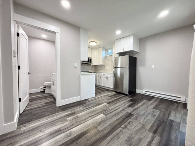 Photo - Available Now! Newly Remodeled 2BR Unit in... Unidad 3